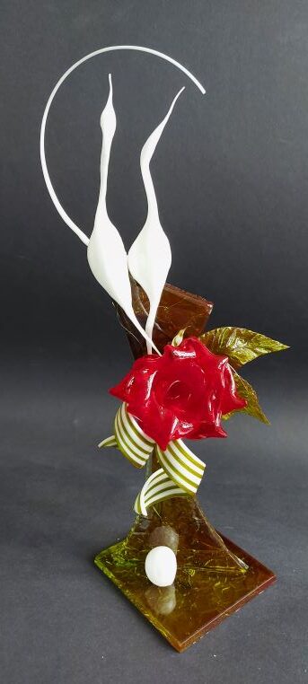 Zuckerschaustück für das Zuckerseminar mit Kranichen, farbigen Bändern und roter Rose